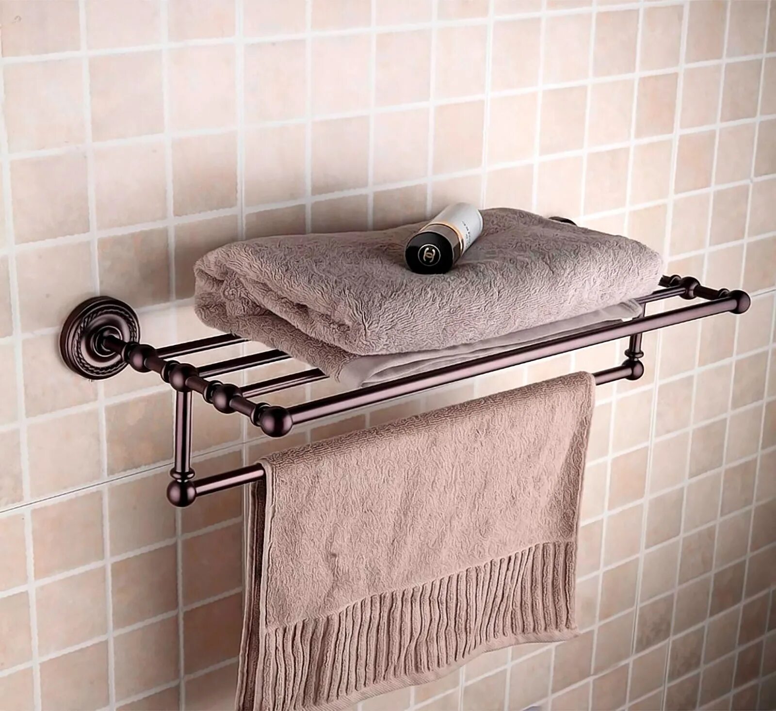 Как повесить полотенца в ванной. Полка для полотенец. Полотенце в ванной в интерьере. Полочка для полотенец в ванную комнату. Полотенцедержатели для ванной комнаты.