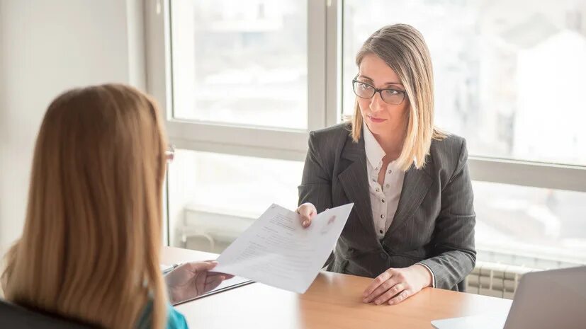 Человек в офисе за компьютером. Телевизионный журналист. Tube works cab. Work rt. Work rt.