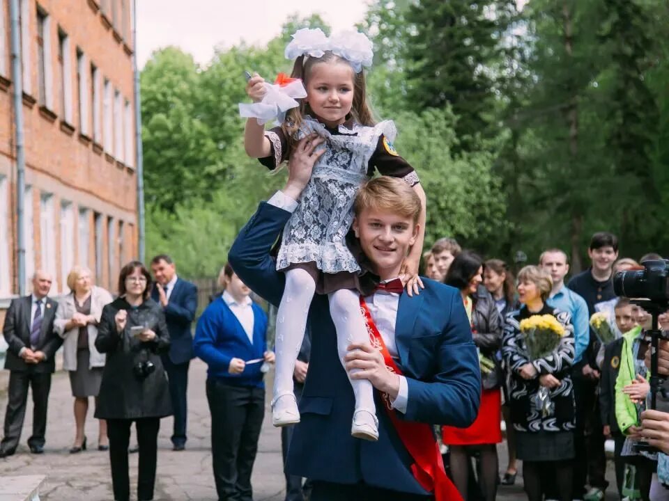 Одноклассники москва школы. Выпускники. Последний звонок Подмосковье. Последний звонок в школах Подмосковья. Выпускница школы.