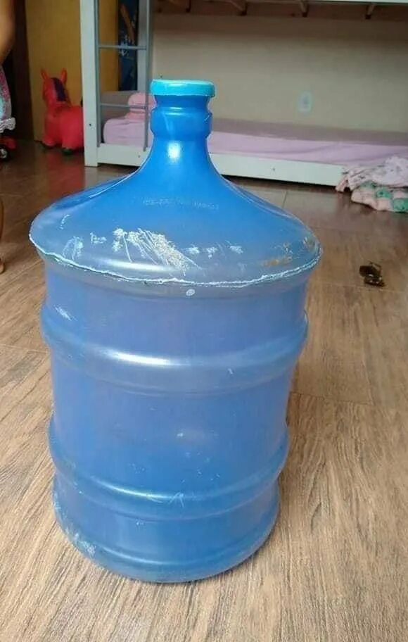 Бутылка 19 литров что можно сделать. Корзина для бутылки 19 литров. пятилитровки. корзина для бутыли своими руками. корзина из бутылки 19 литров.