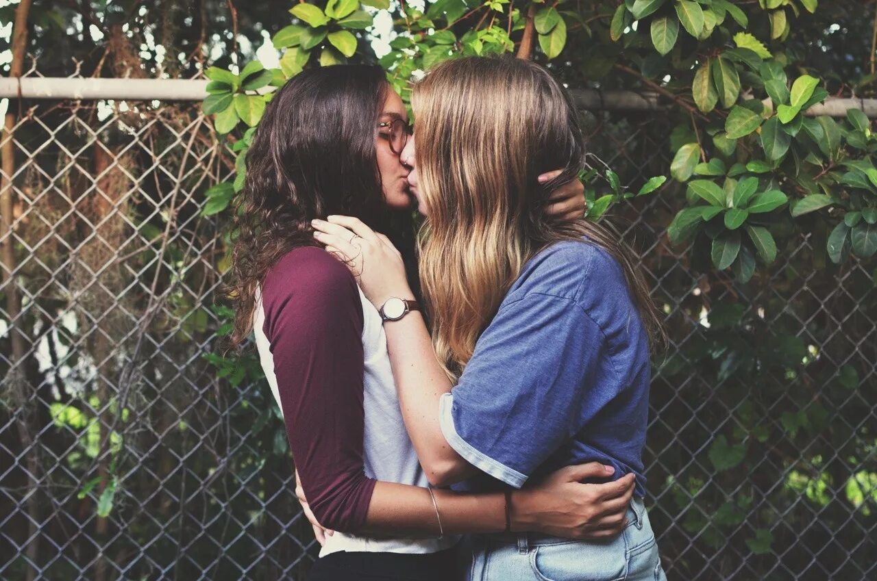 Lesbian li. Поцелуй девушек. Поцелуй двух подруг. Две девушки обнимаются. Девушки целуются.