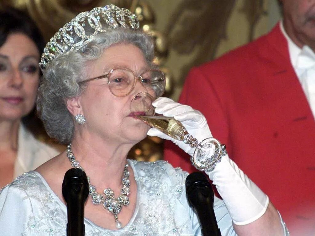 Лишь королевы пьют вино. Джин королевы елизаветы. reina isabel ii.