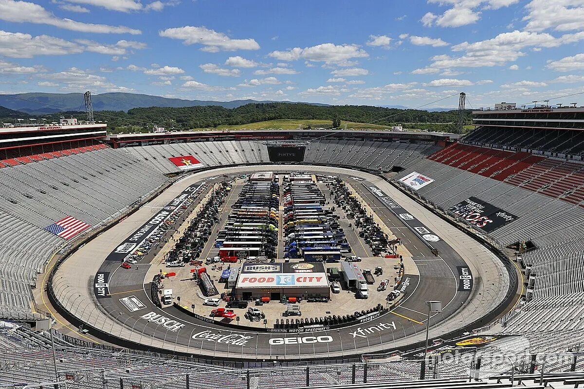 Круг наскар. NASCAR Bristol Motor Speedway. Бристоль трасса наскар. Bristol Motor Speedway. NASCAR стадион.