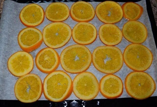Как приготовить апельсин в духовке. Карамелизированные апельсины. Кружочки апельсина в духовке. Украшение торта карамелизованными апельсинами. Апельсиновые кружочки в духовке.