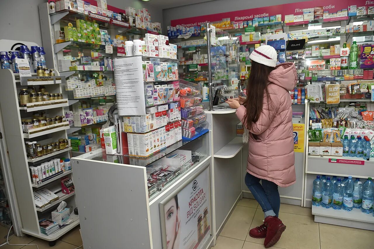Лекарство аптека продажа. Аптека. Аптека Украина. Подросток в аптеке. Аптека лекарства.