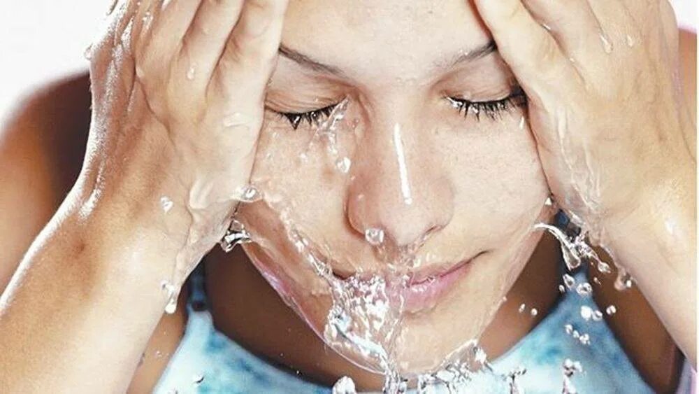 Умываться утром водой. Умываться водой. Девушка умывается. Гигиена лица. Умывать лицо.