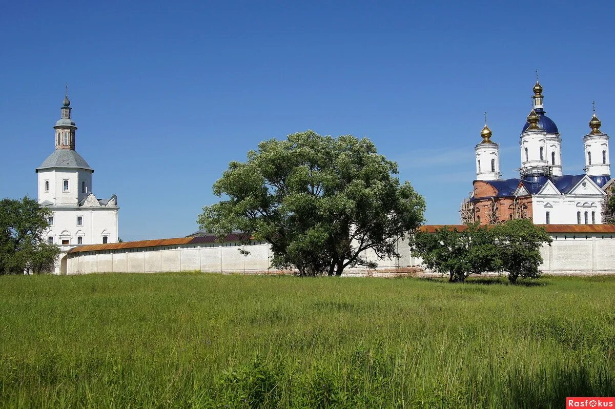 Свенский успенский монастырь брянск. Свенский монастырь богослужение. Насельники свенского монастыря брянск. Свенский монастырь успенский собор. Иеромонах кронид свенский монастырь.