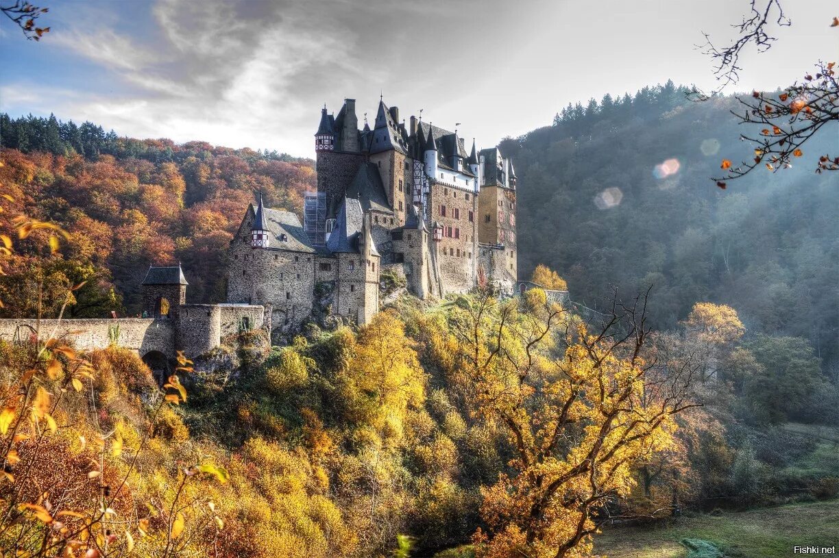 Известный средневековый замок. Замок Бург Эльц Германия. Замок Бург Эльц Германия осень. Замок Эльц, Виршем, Германия. Замок Эльц Рейнланд-Пфальц Германия.