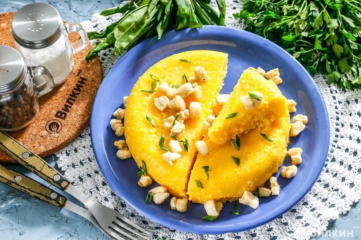 Каша из кукурузной крупы рецепт. Каша мамалыга. кукурузная мамалыга. мамалыга кукурузная каша молдавия. мамалыга румынская.