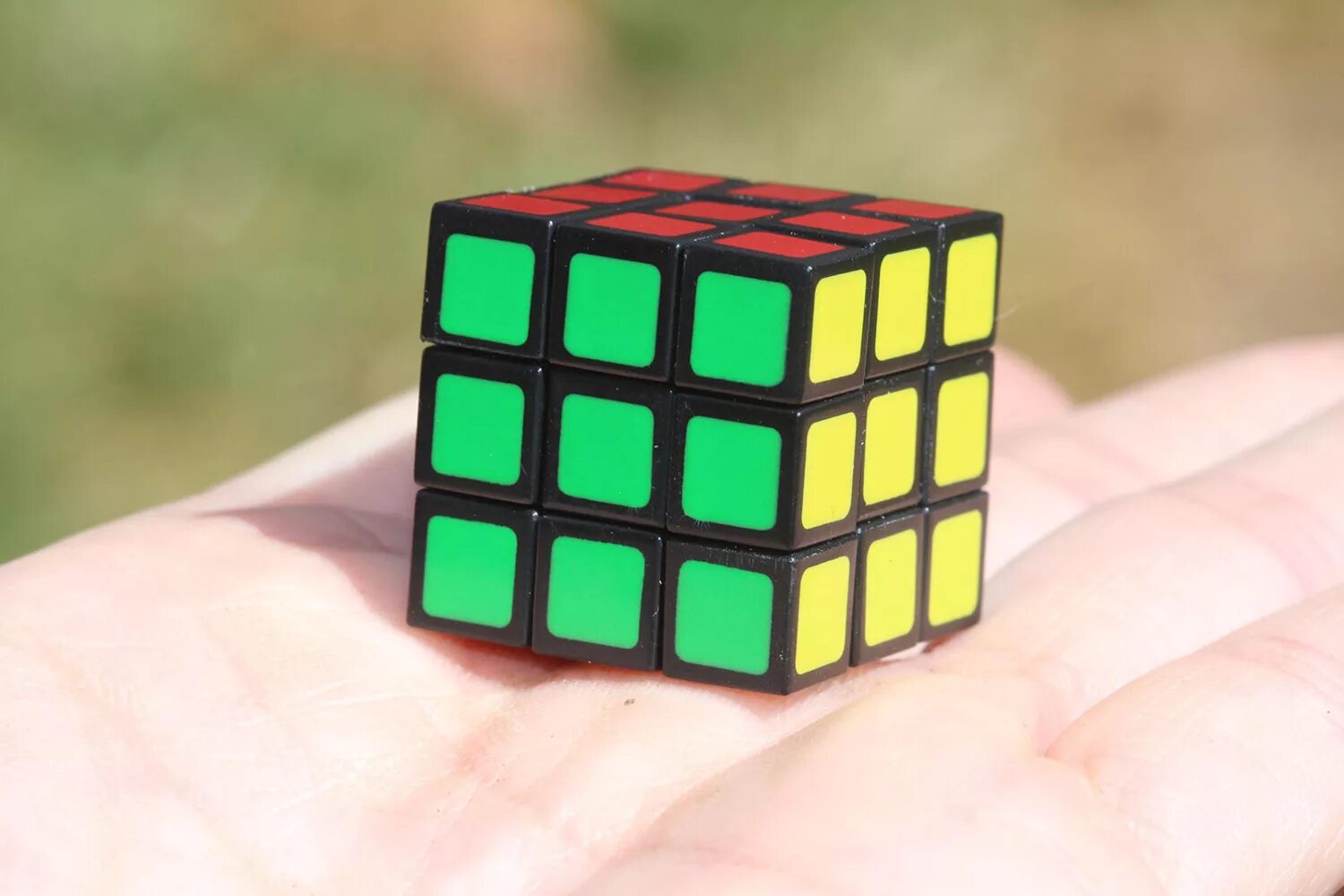 Идеи для почты. World's smallest игрушки. Word s smallest. Самый маленький кубик рубик в мире. World's smallest violin 2 часа.