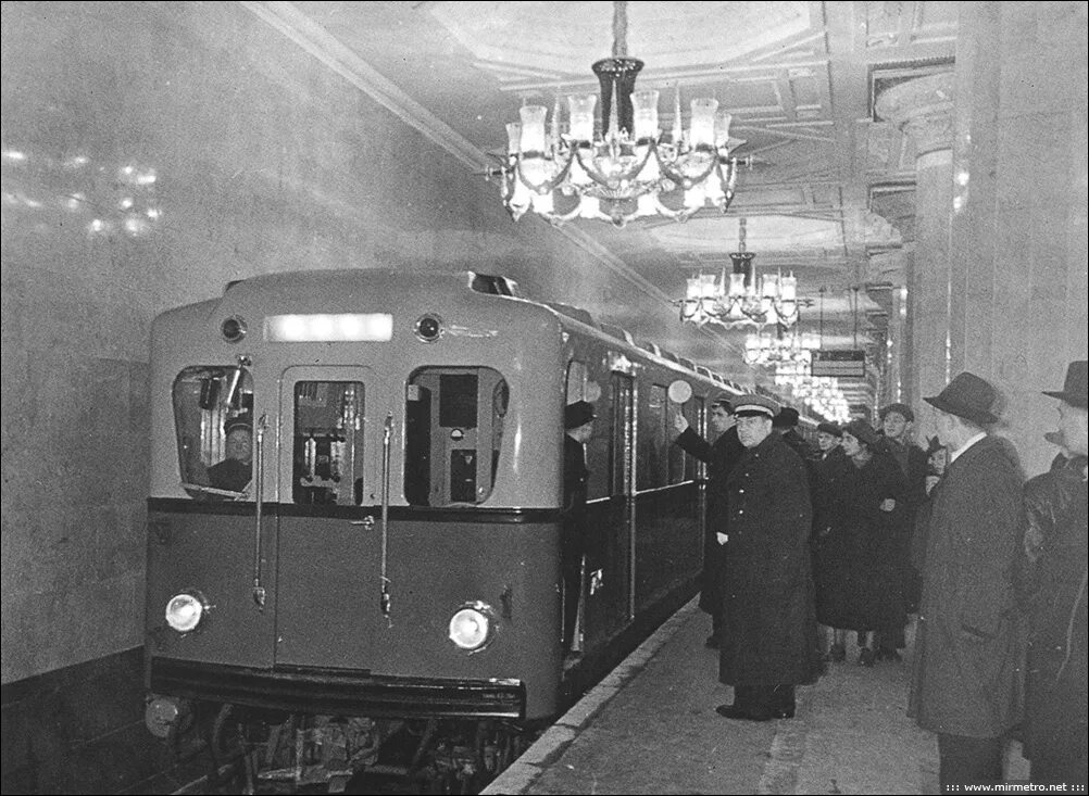 Метро 1955 года. Ленинградский метрополитен 1955. Ленинградский метрополитен 1955 площадь восстания. Чернышевская станция метро 1958 год. Ленинградский метрополитен 1955 площадь восстания.