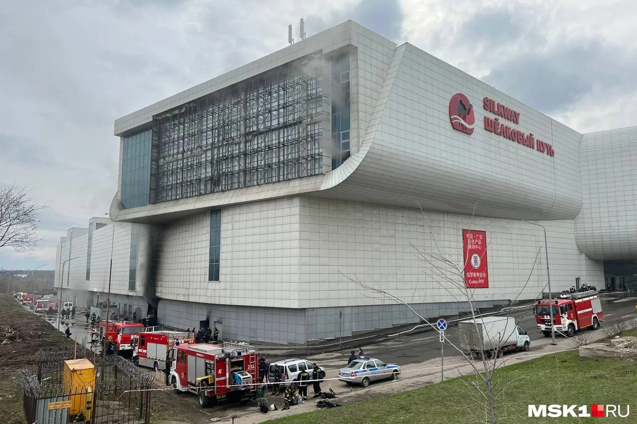 Торговый центр, мкад, 32-й. Тц шёлковый путь битца. Шёлковый путь тц на мкаде. Шелковый путь мкад 32. Шёлковый путь тц на мкаде пожар.