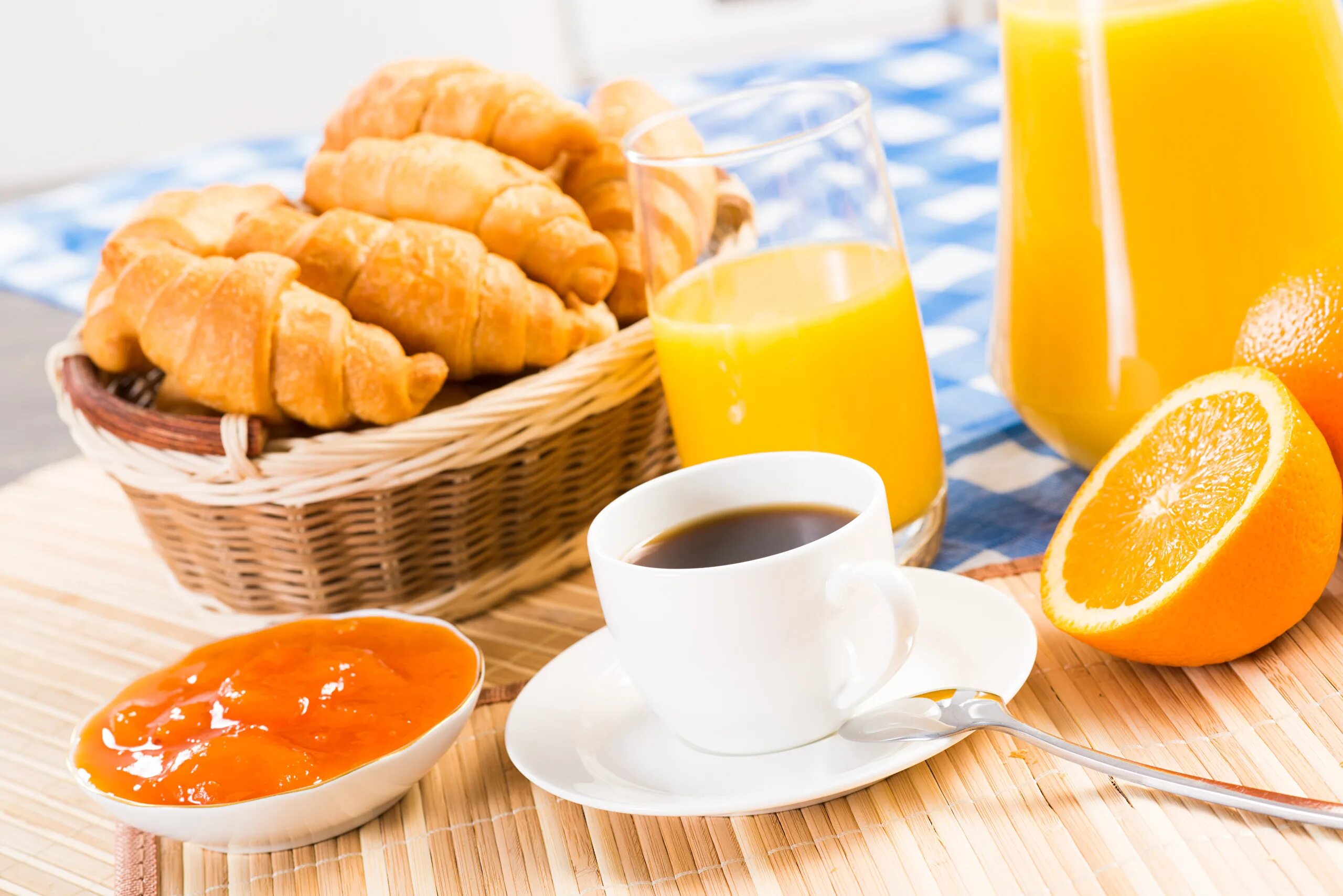 Завтрак. Завтрак с апельсиновым соком. Завтрак с круассаном. Апельсиновое утро. Апельсин на завтрак