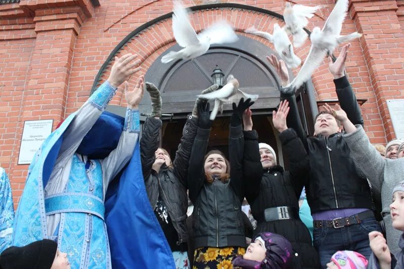 Если человек умер на благовещение. Отпускание птиц на Благовещение. Праздник на Благовещение традиции. Блоговещение выпускает птиц. Выпускают голубей на Благовещение.