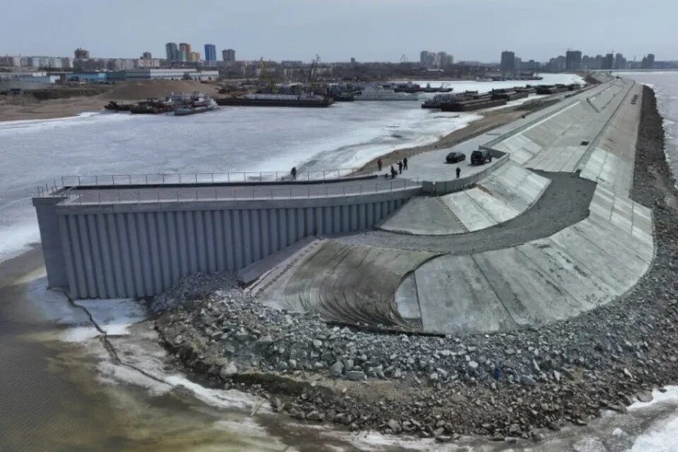 Зачем строят дамбы. Защитная дамба в Хабаровске. Дамба набережная Хабаровск. Дамба от наводнения в Хабаровске. Дамба на Амуре у Хабаровска.