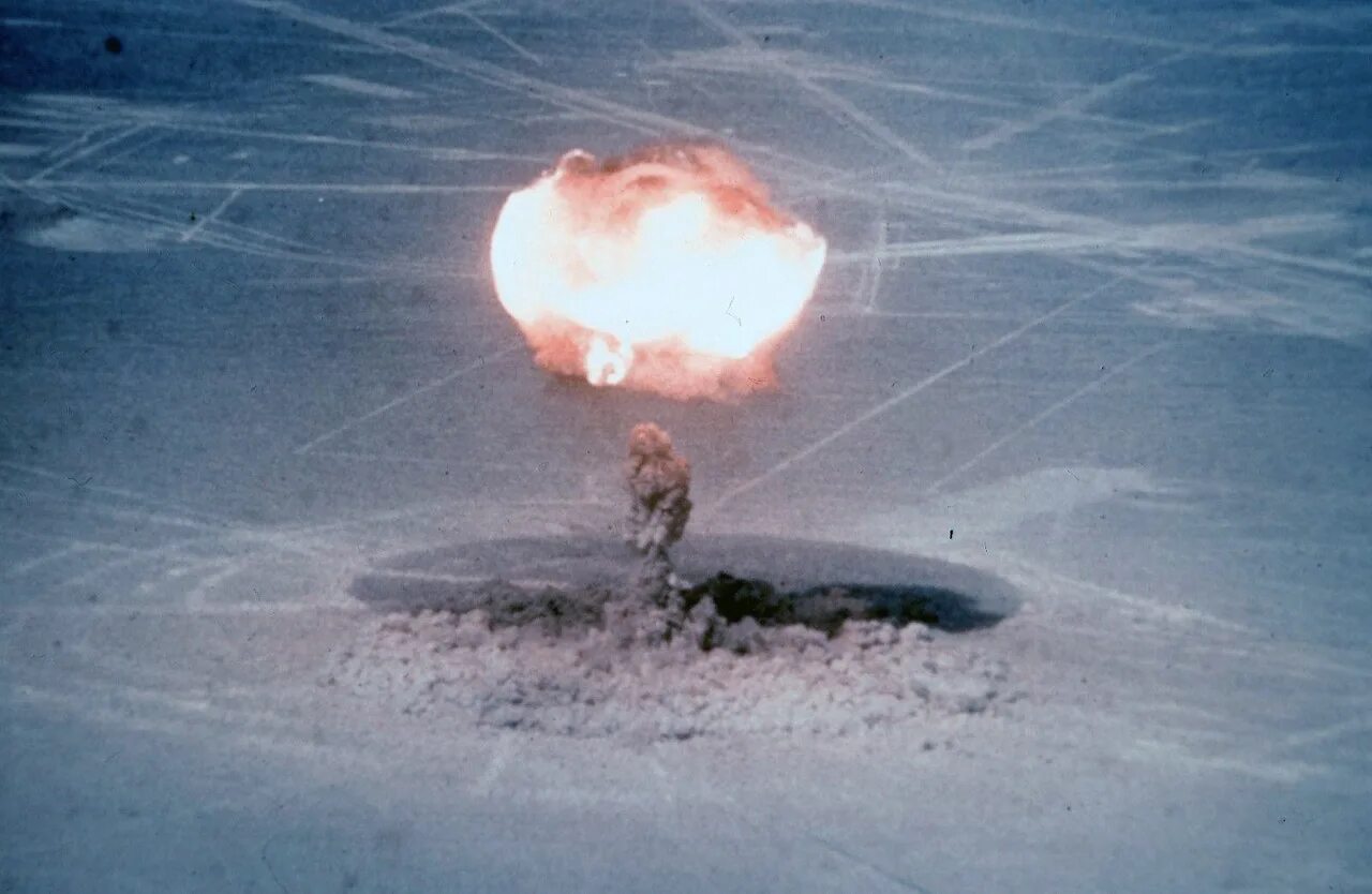 РДС-3 бомба. Атомная бомба РДС-1 взрыв. Взрыв РДС 1. Испытания атомной бомбы Невада 1955. Включи бомба взрывается