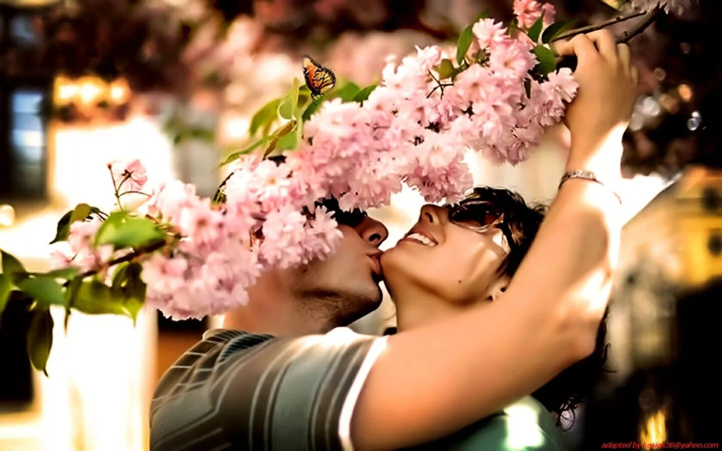 счастливая девушка с цветами. весенний поцелуй. нежность женщины. весеннее настроение любовь. чудесной весны.