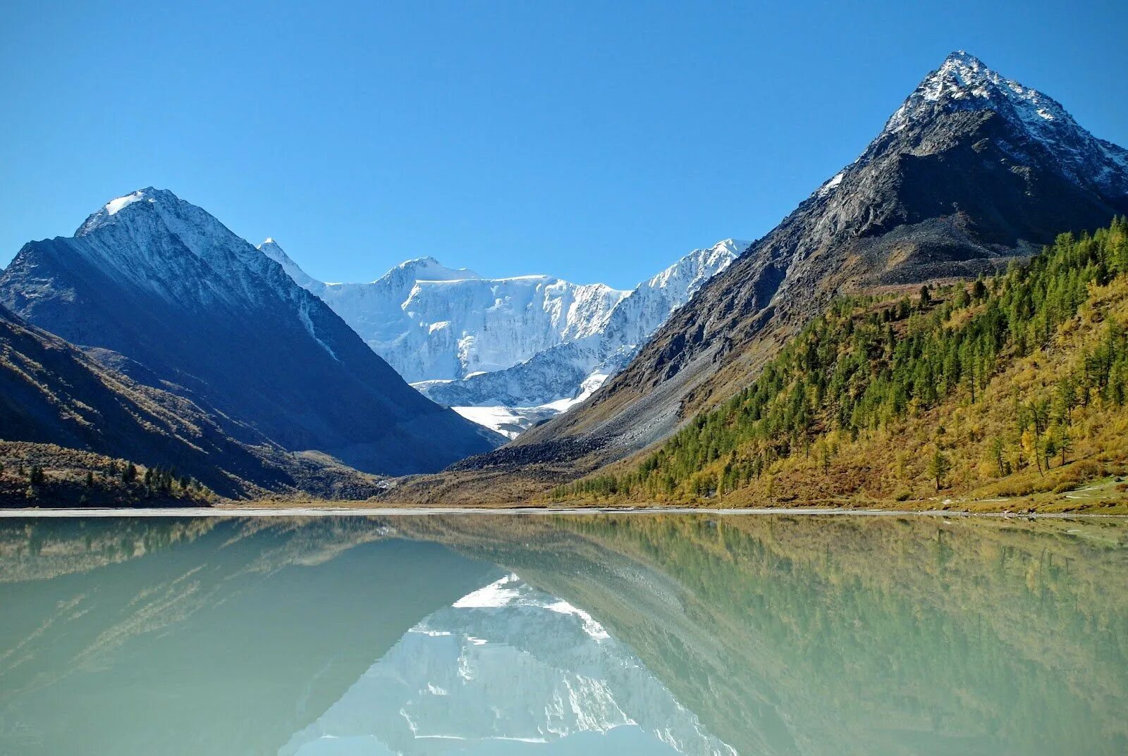 Природный пояс у подножия гор алтай. Белуха горный Алтай. Белуха и озеро Аккем. Озеро Аккем Алтай. Гора Белуха, горный Алтай.
