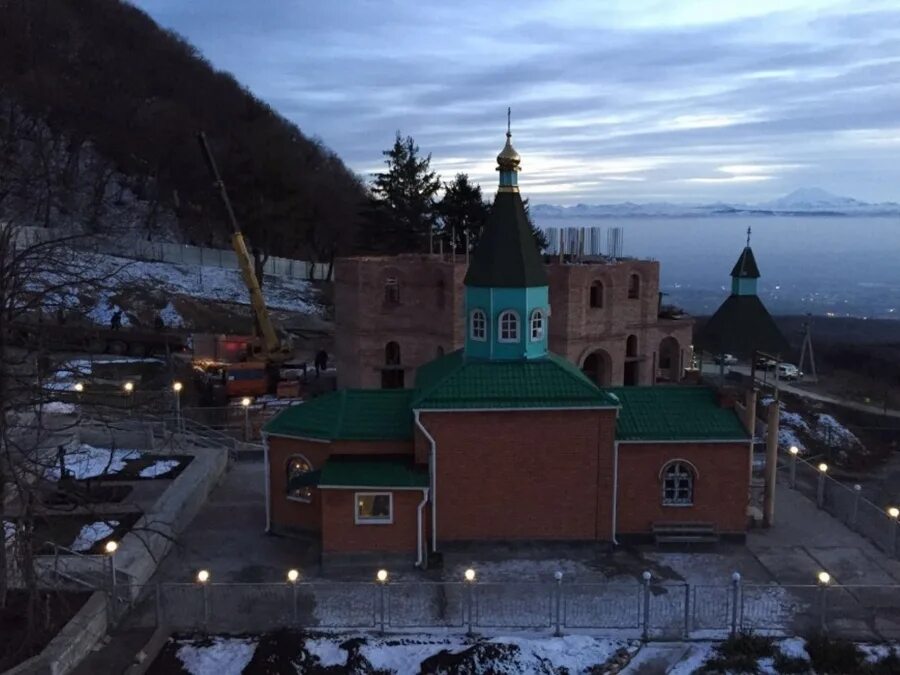 Гора бештау мужской монастырь пятигорск. Успенский Второафонский монастырь Пятигорск. Бештаугорский Второафонский Успенский мужской монастырь Пятигорск. Мужской монастырь в Пятигорске на горе Бештау. Успенский Второафонский монастырь на горе Бештау.
