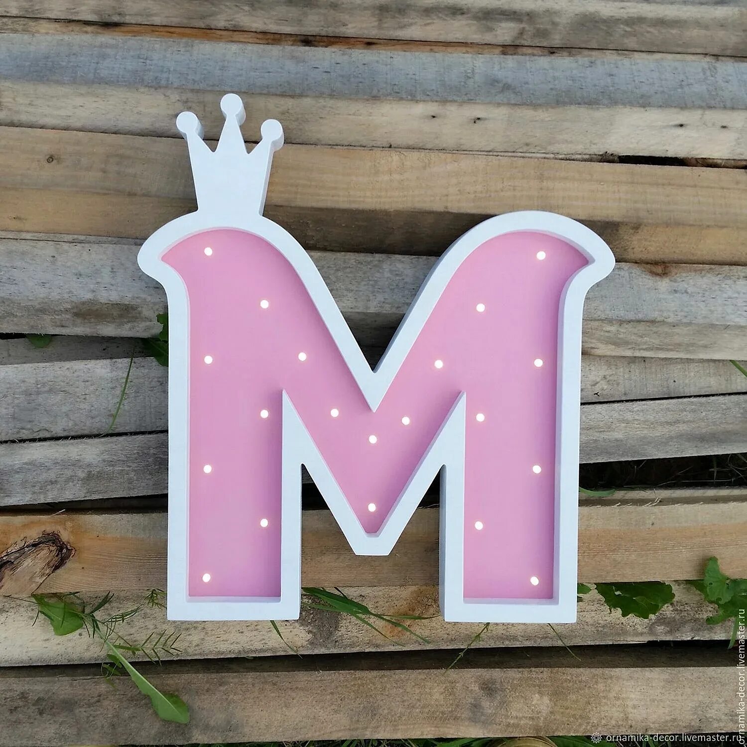 Буква м красивая. Красивые разноцветные буквы. Эмблема с буквой м. Буква м для детей. М ищ.