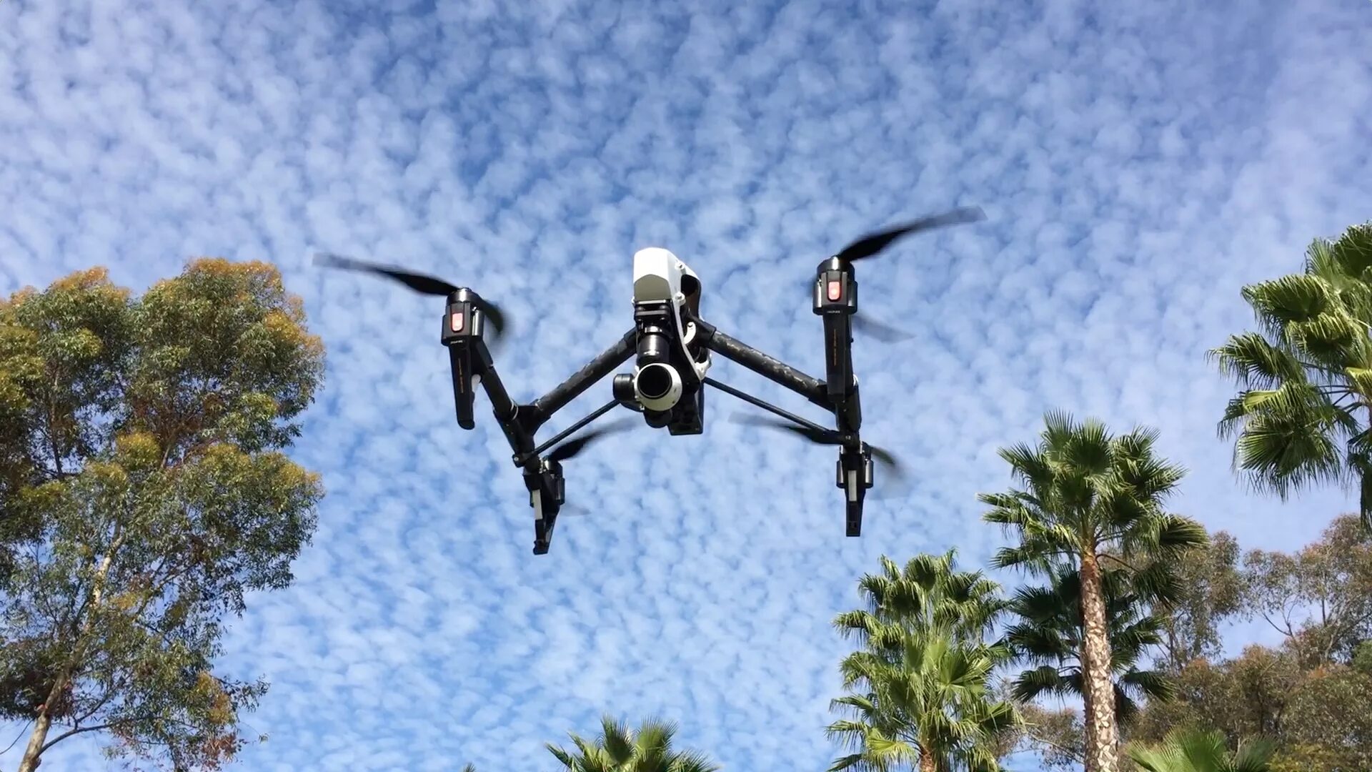 Квадрокоптер DJI inspire 2. Летающие дроны. Квадрокоптер для съемки с воздуха. Квадрокоптер для человека.