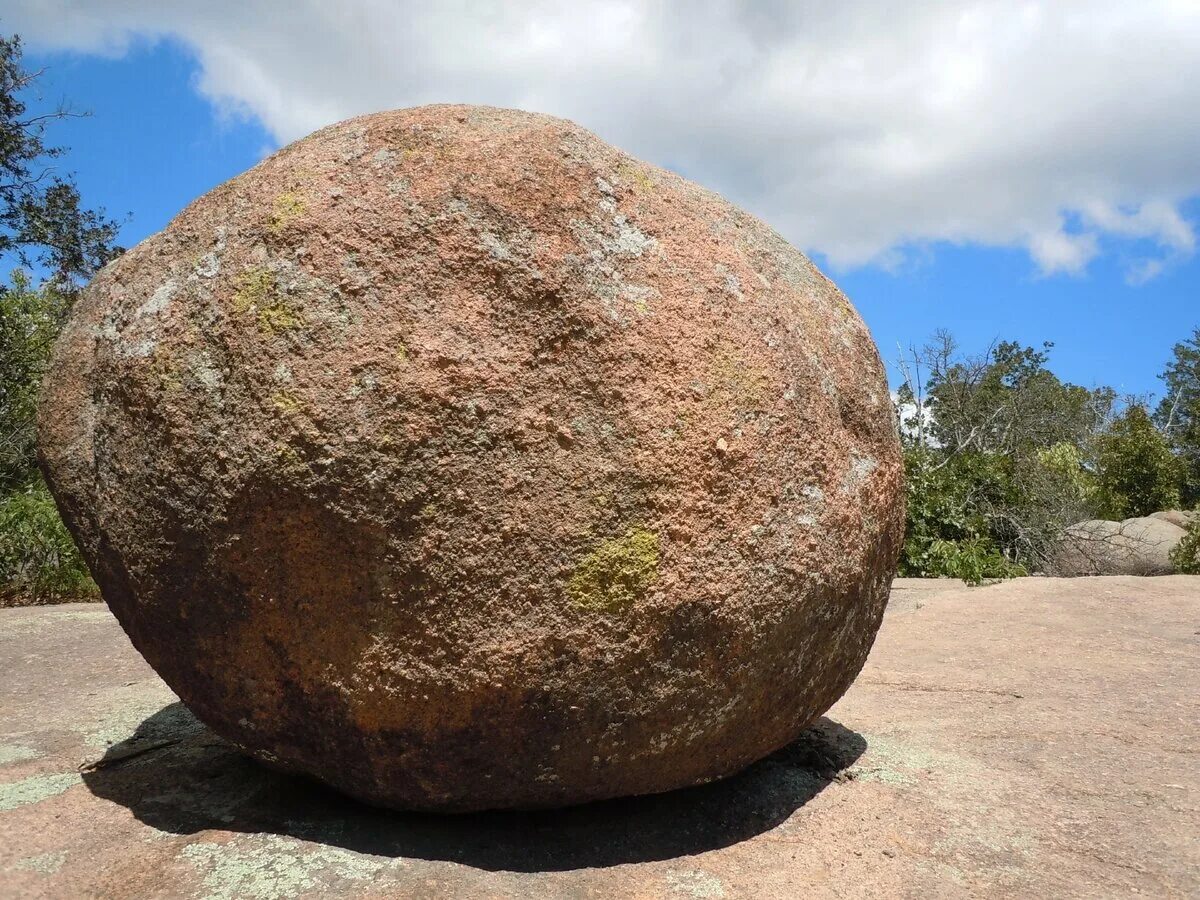 Одиночные округлые. Валун «большой камень» Кутишкинский. Огромный камень. Круглый камень. Круглый валун.