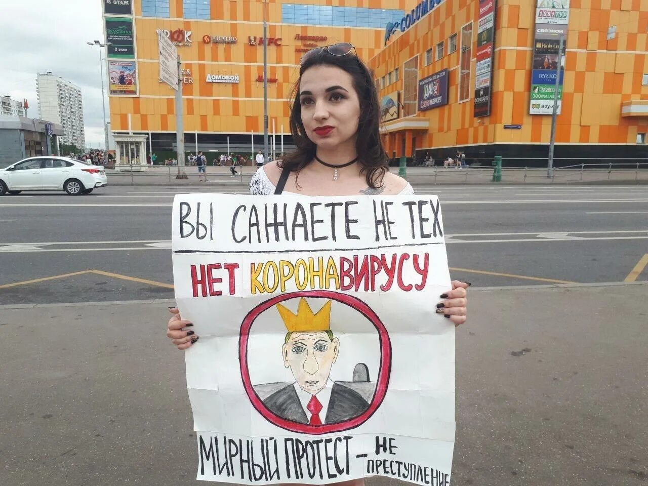 Митингующие с плакатами. Митинг против Путина. Митинг с плакатами. Плакаты против Путина. День россии страшный