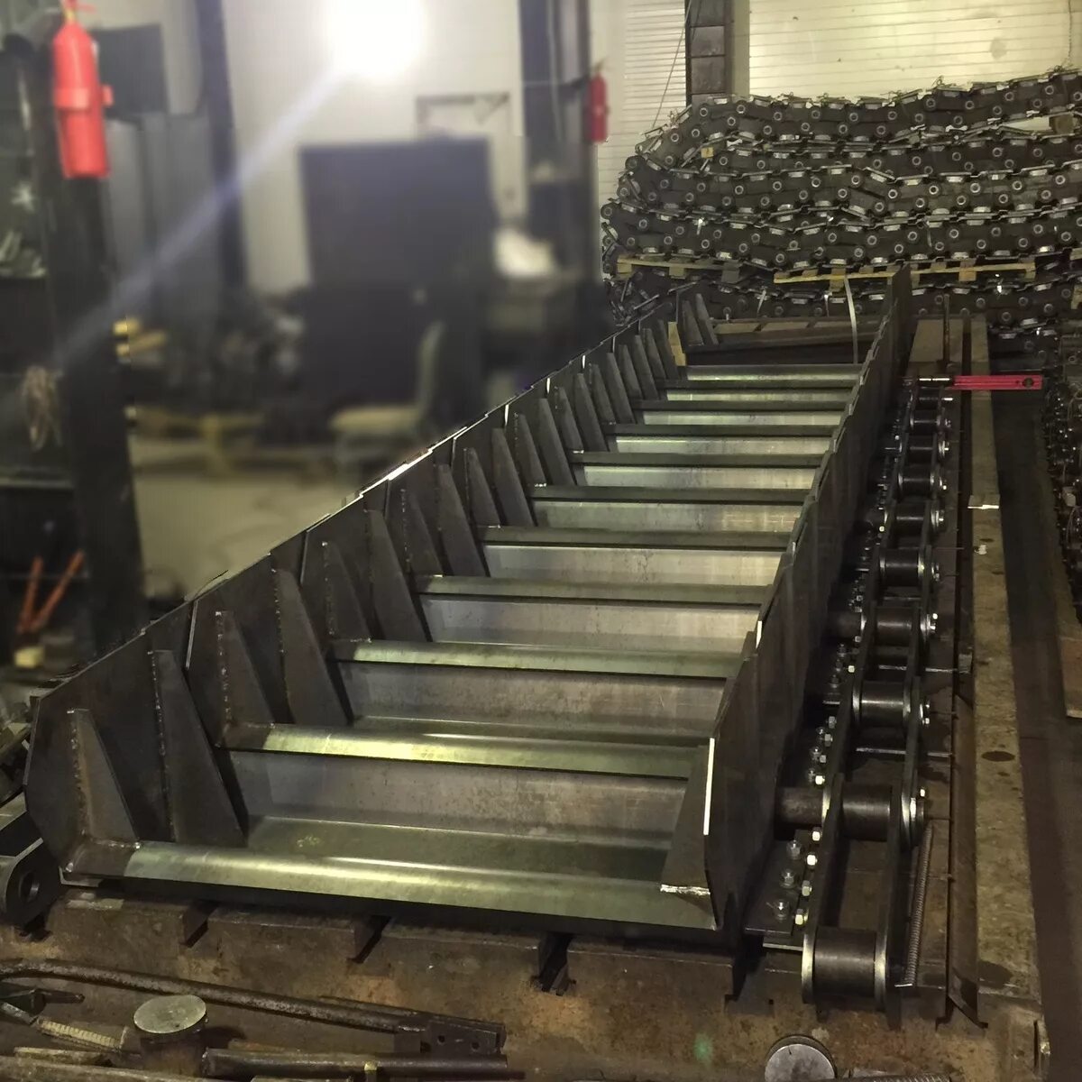 пластинчатый конвейер кп-55. конвейер пластинчатый транспортер. пластинчатый конвейер. конвейер пластинчатый gl 100. транспортер цепной пластинчатый.