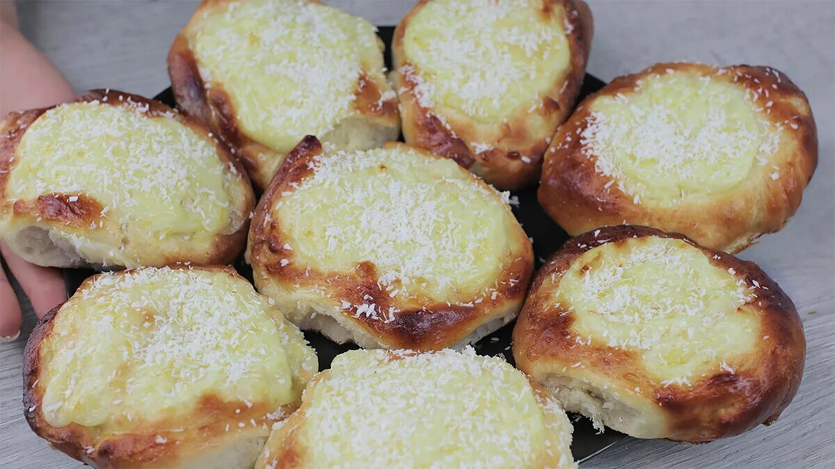 Итальянские ватрушки. Ватрушка с кремом. Ватрушка с заварным кремом. Творожные ватрушки с клубникой. Ватрушка с творогом и клубникой.