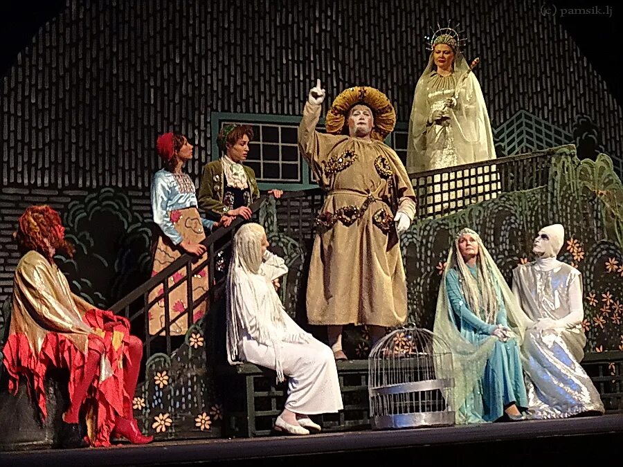 Театр леси украинки любовное безумие. Театральный автор. Театральный автор. Спектакль варвар. Сборник театральных пьес.