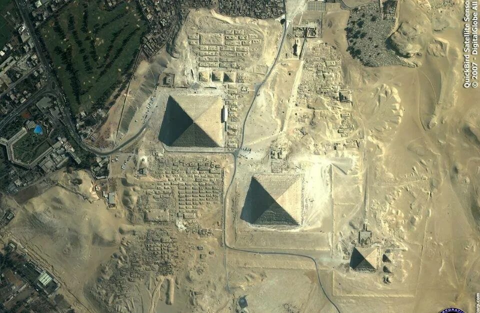 В какой стране находятся пирамиды. Пирамиды на земле. Расположение пирамид на земле. Пирамиды Гиза с космоса. Египетские пирамиды под землей.