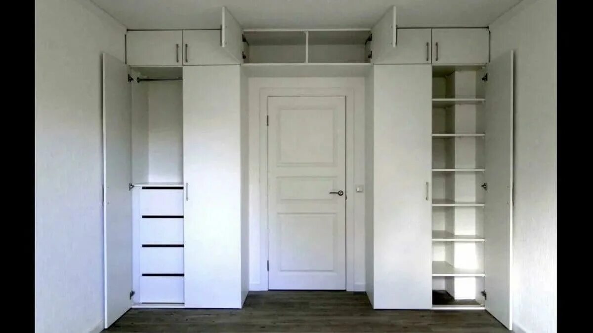 Метра над дверью. Шкаф с распашными дверями. Встроенные шкафы вокруг дверного проема. Встроенные шкафы с распашными дверями. Шкаф купе в дверном проеме.