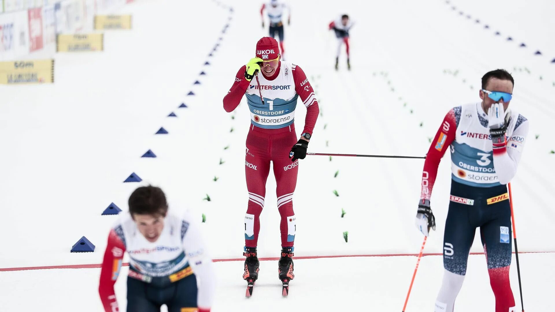 Гонки биатлон лыжи. Биатлон Большунов. Симен Хегстад Крюгер лыжники Норвегии.
