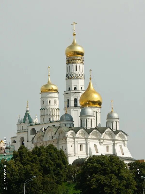благовещенский собор московского кремля автор. успенский благовещенский и архангельский соборы. благовещенский собор собор московского кремля. соборная площадь московского кремля успенский собор. успенский благовещенский и архангельский соборы.