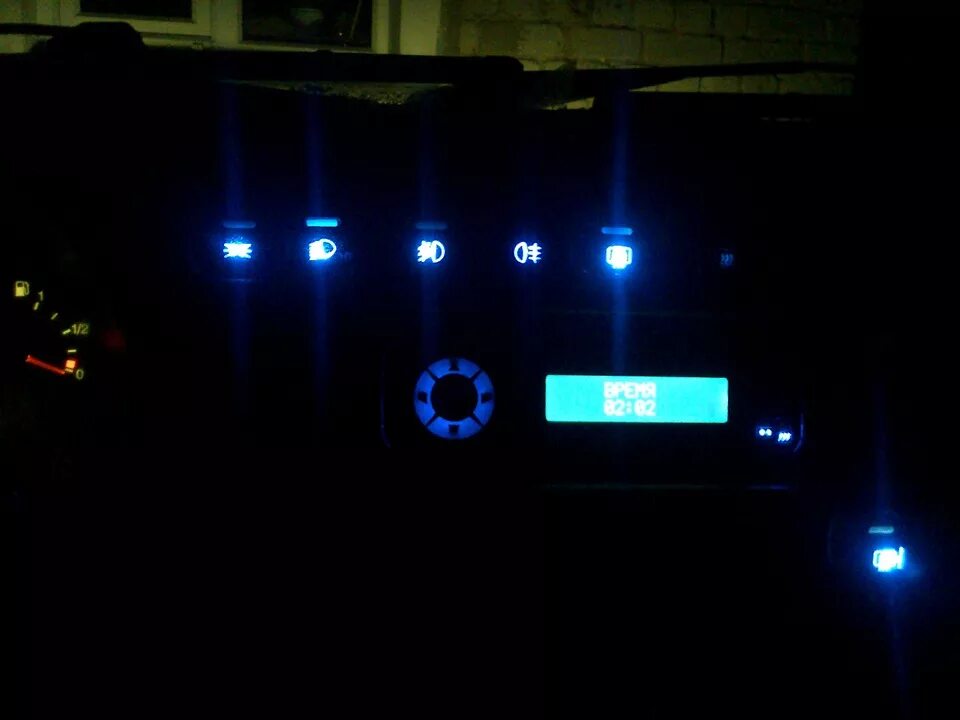 Кнопки на ВАЗ 2114 С синей подсветкой. Подсветка кнопок Нива 21214. Нива 21214 подсветка пробега. Подсветка кнопок фокус 1. Пропала подсветка кнопок