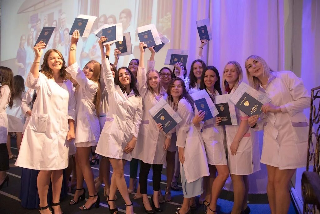 выпускники медицинских вузов. выпускницы медицинских вузов. тюменский государственный медицинский институт выпуск 1996. выпускной в медицинском университете. студентки мед вузов.