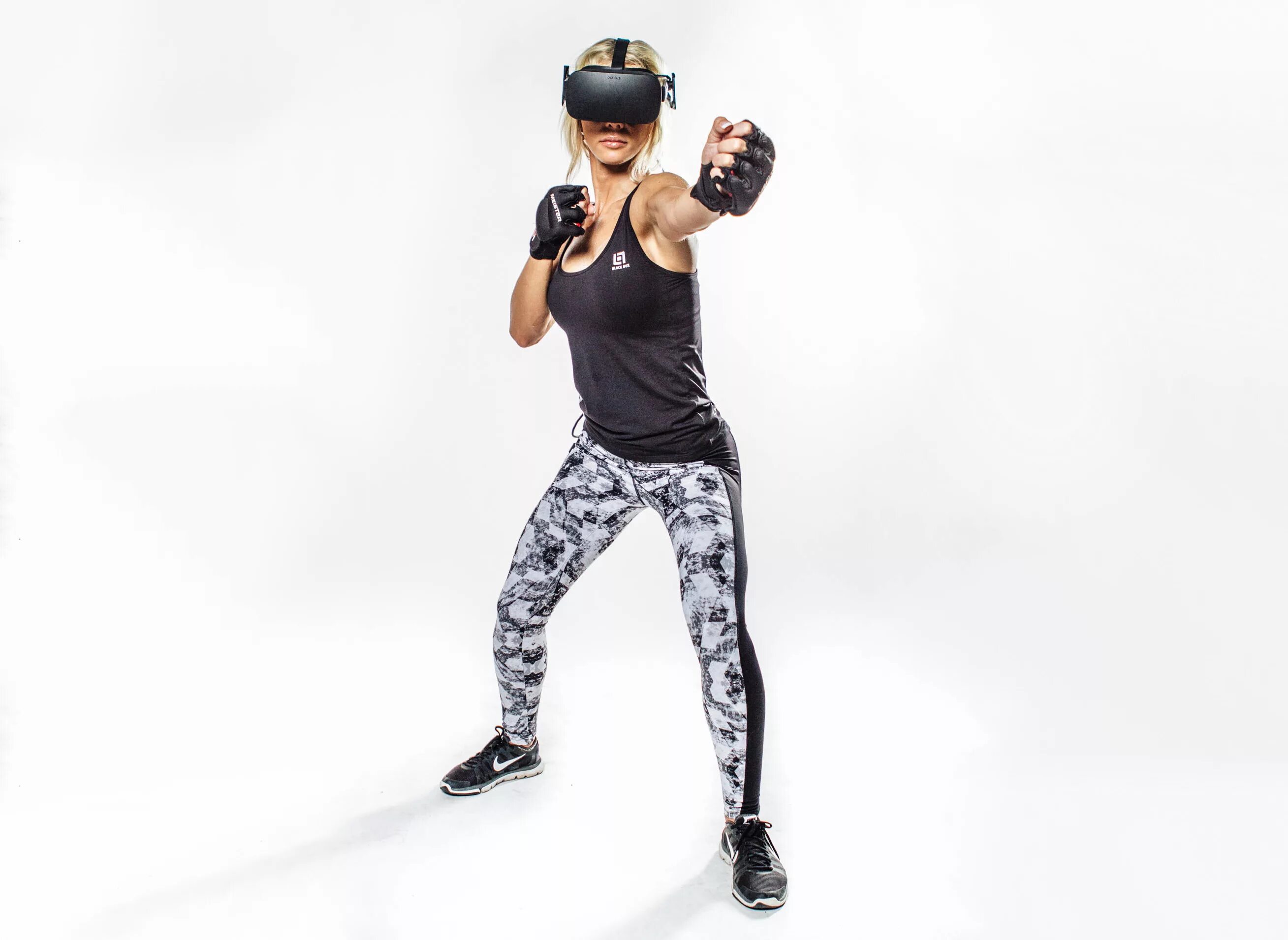 Vr фитнес. VR игра для фитнеса. VR фитнес красный. Фитнес-монитор с VR.