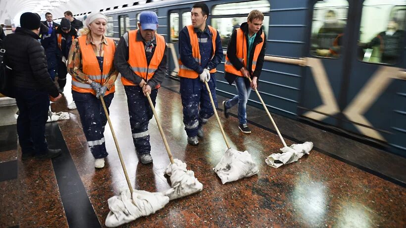 - Уборщик станций и депо метрополитена. Уборщицы метрополитена. Уборщик в метрополитене Москва. Мойщик уборщик метрополитена. Уборщица чкаловский