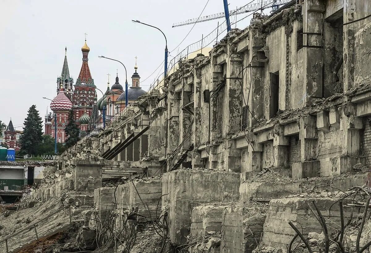 Дома москвы под землей. Откопанные здания в городах. Омск музей врубеля закопанный. Казань откопали улица баумана. Политехнический музей засыпанный этаж.