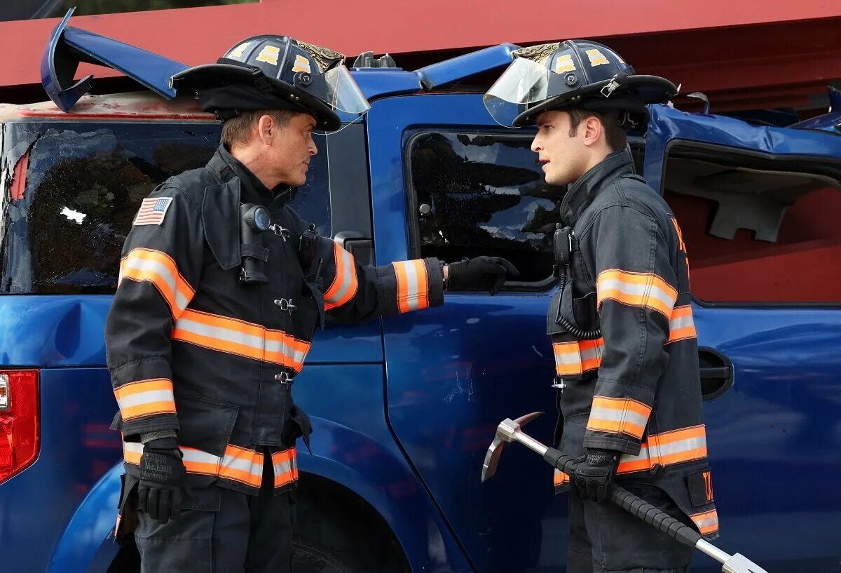 Роб лоу 911 одинокая звезда. Оуэн стрэнд 911. 9-1-1: одинокая звезда. Ронен рубинштейн 911. 911 звезда спасения.