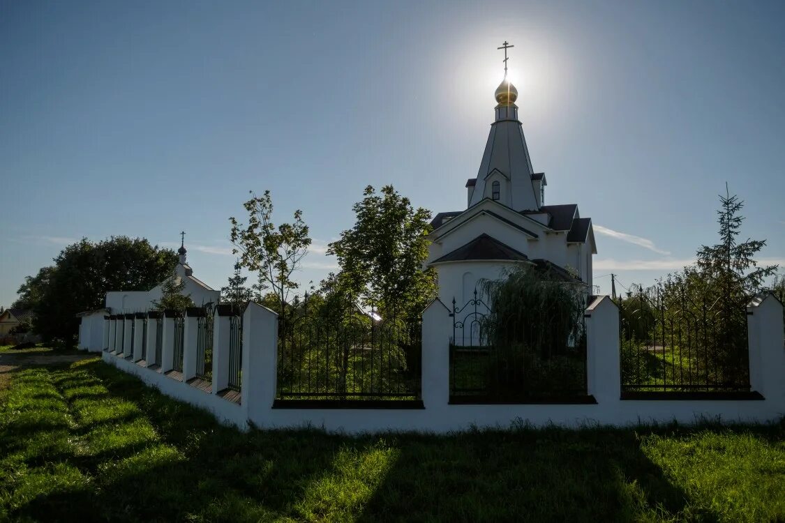 Газ село ям. Новомойгоры храм Тихвинской иконы Божией. Новомойгоры. Церковь Тихвинской иконы Божией матери. Новомойгоры серебряные пруды храм настоятель. С ям Домодедовский район храм.