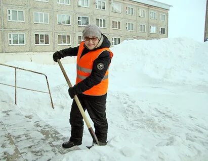 За девушкой ухаживает местный дворник