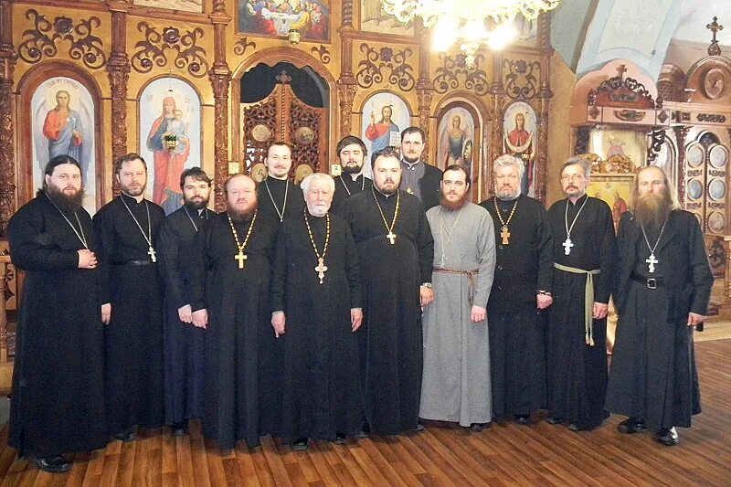 Svyashenoslujiteli russkoy pravoslavnoy cerkvi. Священников служащих в церквях. Поп батюшка священник в церкви. Православное духовенство. Аббат настоятель католического монастыря.