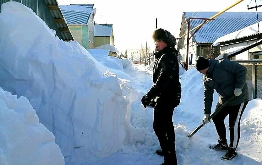 Уборка снега в снт. Уборка снега. Уборка снега в деревне. Сугробы в частном секторе. Уборка снега в частном секторе.