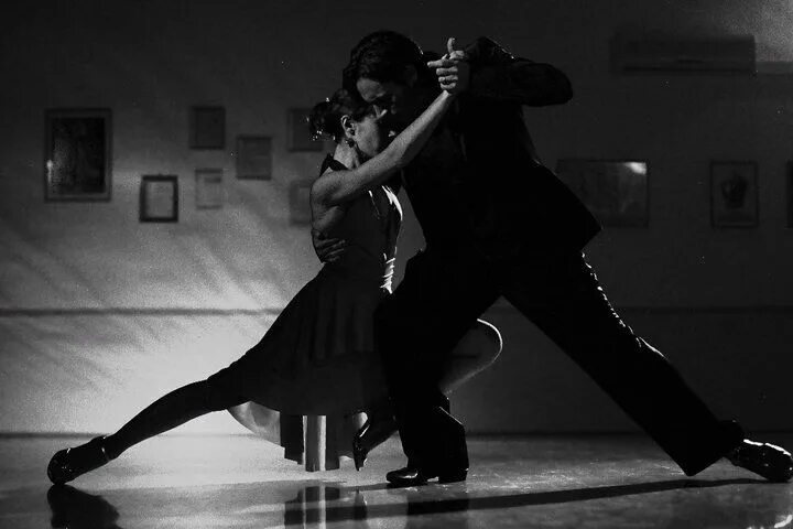 Кто поет в темноте мы пляшем танго. Горизонтальное танго. Черный танцует. Аргентина танго фото. Танго видео.