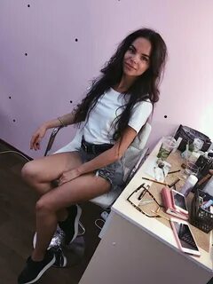 Худенькая с длинными волосами 