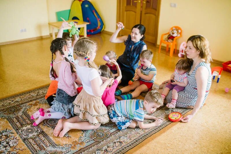 Частный детский сад директор. Вальдорфский детский сад воспитатели. лапушки детский сад. лапушка сад ижевск. дети с воспитателем в кругу вальдорфский сад.