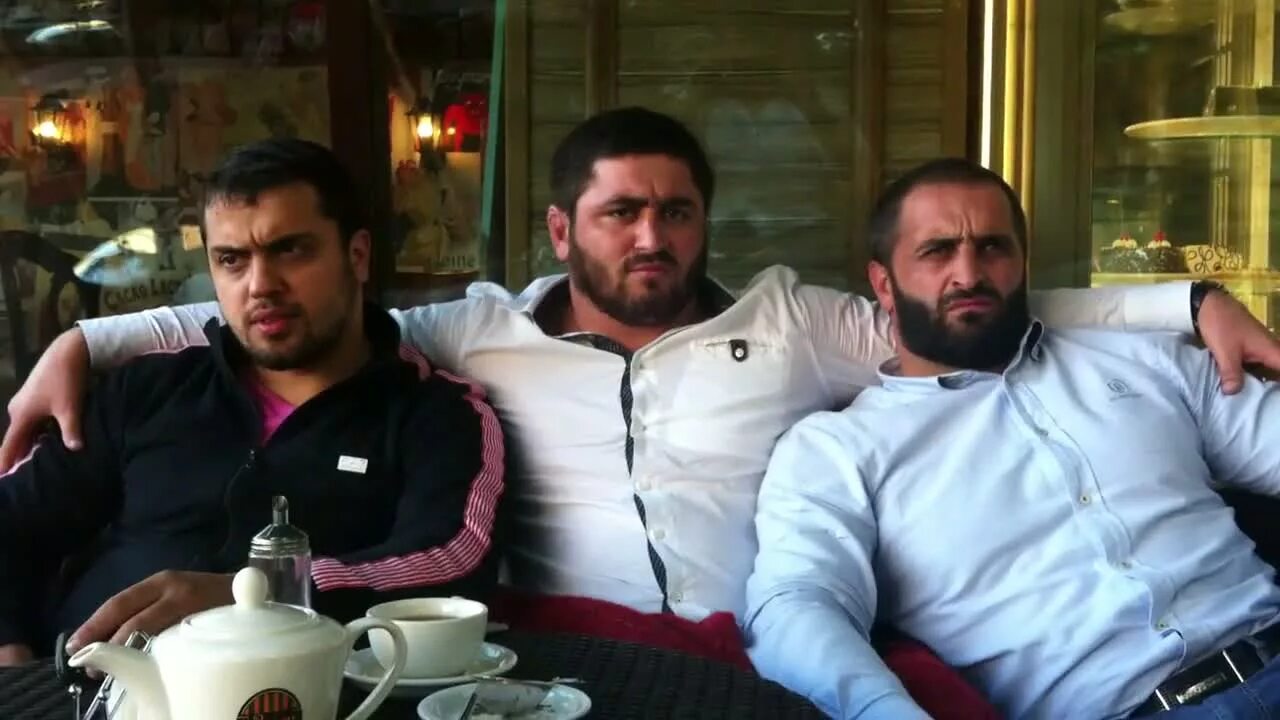 Акопян армен ованесян. Арабы со светлыми глазами. Ара алик аветисян 2020. Кавказцы в ресторане. Ара алик аветисян 2021.