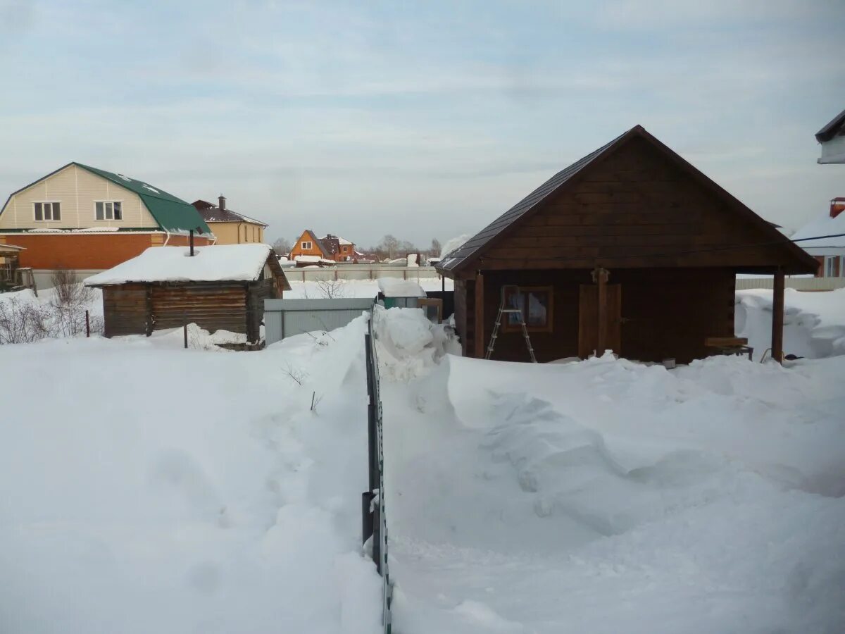 Снег соседской крыши. Ограждение от соседского снега. Снег падает на соседский участок. Снег с соседской крыши падает на мой участок что делать.