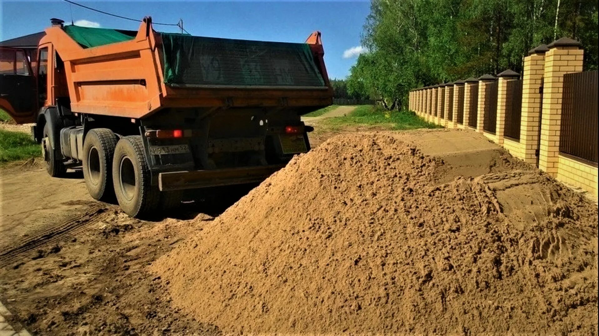 Песок карьерный тонны в кубы. КАМАЗ 5511 С щебнем. КАМАЗ 5511 песок щебень. КАМАЗ самосвал 15т песок Речной. КАМАЗ 65115 выгружает песок.